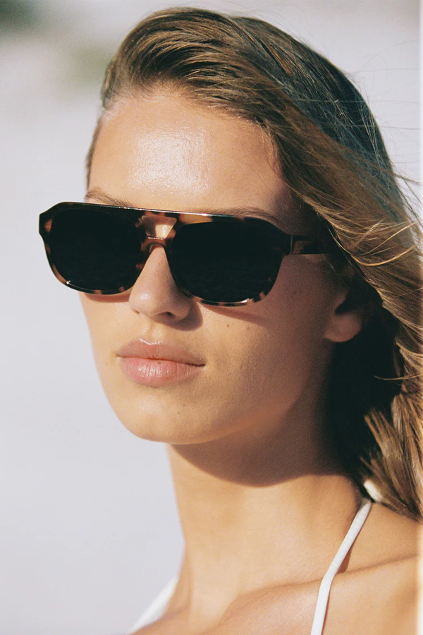 After Hour Sunglasses | Dark Tort - Gradient - Visual Media Number 2 of 3